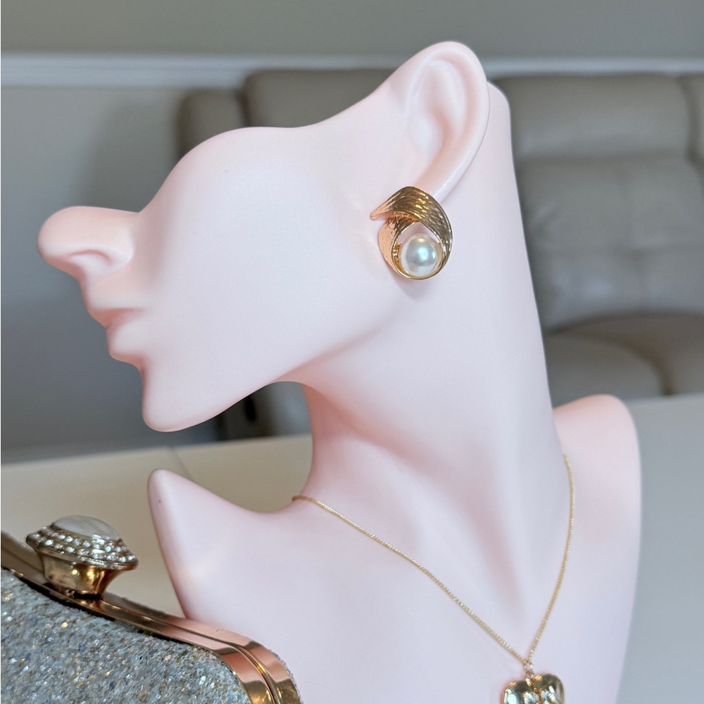 ⚜️ Elegant Gold Pearl Earrings - Picture 2 of 8